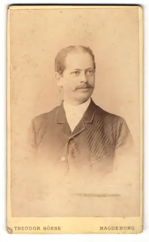 Fotografie Theodor Höhne, Magdeburg, Portrait Herr mit zeitgenöss. Frisur