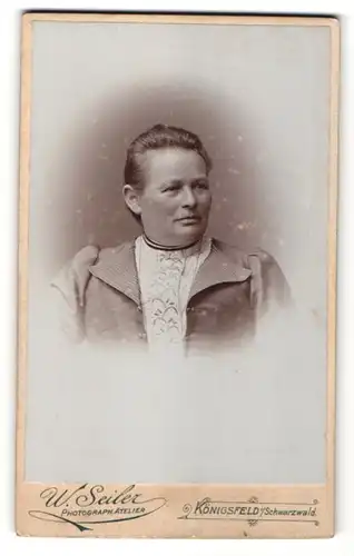 Fotografie W. Seiler, Königsfeld i/Schwarzwald, Portrait Frau mit zusammengebundenem Haar