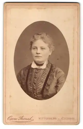 Fotografie Oscar Strensch, Wittenberg & Jüterbog, Portrait junge Frau mit zusammengebundenem Haar