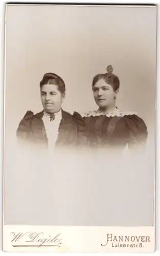 Fotografie W. Degèler, Hannover, Portrait betagte Dame und junge Frau