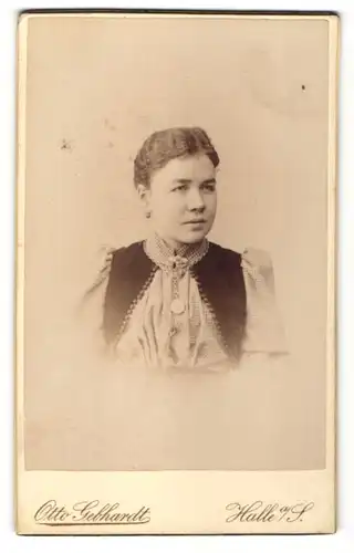 Fotografie Otto Gebhardt, Halle a/S, Portrait junge Frau mit zusammengebundenem Haar