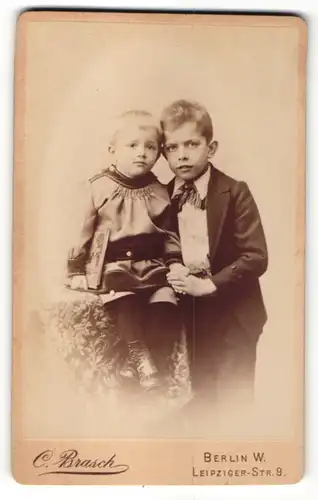 Fotografie C. Brasch, Berlin-W, Portrait Kleinkind und grosser Bruder