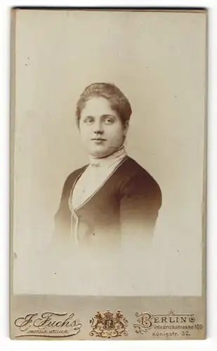 Fotografie J. Fuchs, Berlin, Portrait junge Dame mit zusammengebundenem Haar