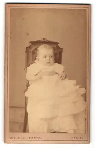 Fotografie Wilhelm Kersten, Berlin, Portrait Säugling in Kleidchen