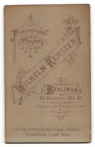 Fotografie Wilhelm Kersten, Berlin, Portrait Säugling in Kleidchen