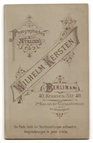 Fotografie Wilhelm Kersten, Berlin, Portrait Kleinkind in Kleidchen