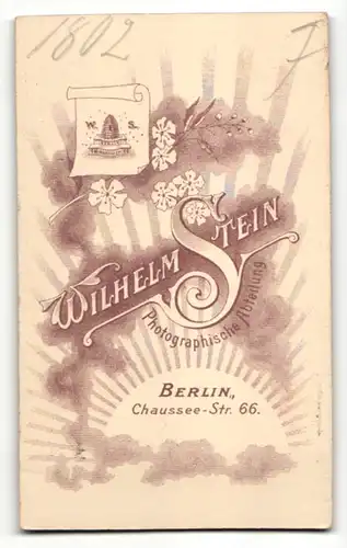 Fotografie Wilhelm Stein, Berlin, Hausfrau mit Halskette & Brosche