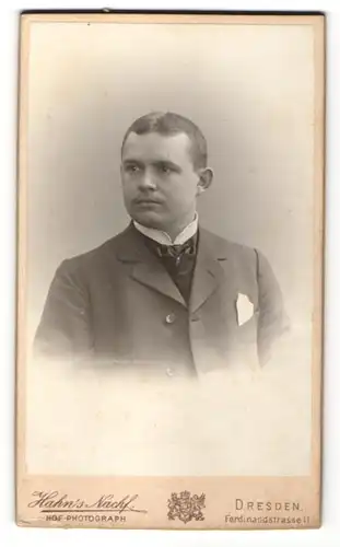 Fotografie Hahn's Nachf., Dresden, Portrait junger mann im Anzug