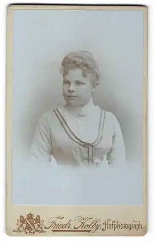 Fotografie Friedrich Kolby, Plauen i. V., Portrait junge Dame trägt weisse Bluse