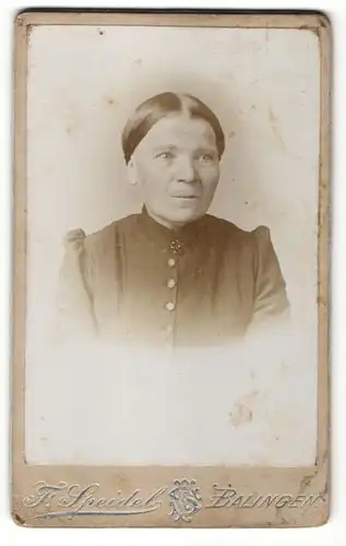 Fotografie Speidel, Balingen, Portrait Hausfrau mit Brosche trägt dunkeles Kleid