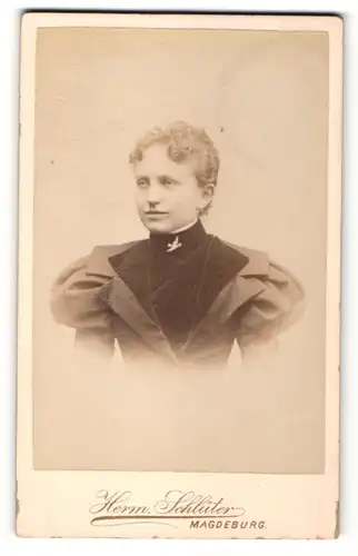 Fotografie Herm. Schlüter, Magdeburg, Portrait junge Dame mit Brosche in Vogel-Form