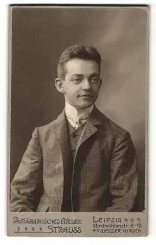 Fotografie Atelier Strauss, Leipzig, Portrait Bursche im Anzug