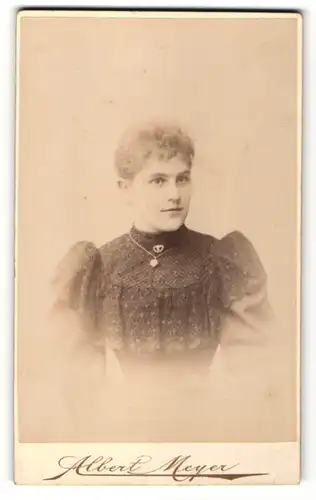 Fotografie Albert Meyer, Berlin-C, Portrait junge Frau mit zusammengebundenem Haar