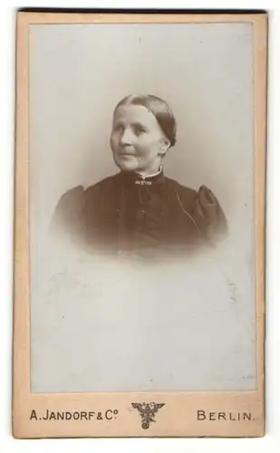 Fotografie A. Jandorf & Co., Berlin, Portrait betagte Dame mit zurückgebundenem Haar