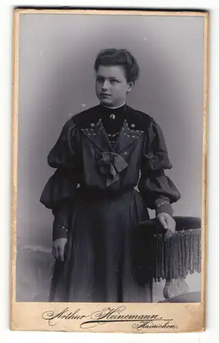 Fotografie Arthur Heinemann, Hainichen, Portrait Fräulein in Kleid