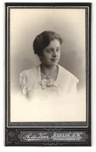Fotografie A. de Veer, Berlin, Portrait charmant lächelndes Fräulein mit hübscher Halskette in eleganter Rüschenbluse