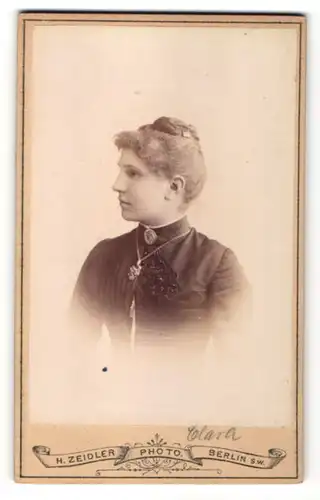 Fotografie H. Zeidler, Berlin-SW, Profilportrait Fräulein mit Haarknoten