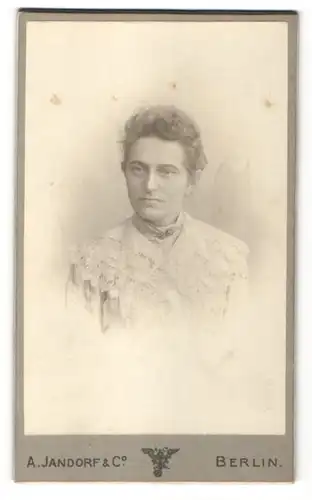 Fotografie A. Jandorf & Co., Berlin, Portrait junge Dame mit zusammengebundenem Haar