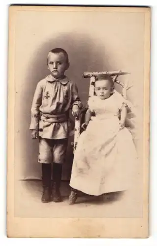 Fotografie Wilhelm Polenz, Iserbegka, Portrait Kleinkind und älterer Bruder