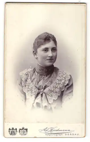 Fotografie Ad. Hartmann, Dessau, Portrait Fräulein mit zusammengebundenem Haar