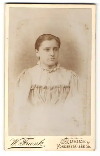 Fotografie W. Frank, Aurich, Portrait Mädchen mit zurückgebundenem Haar