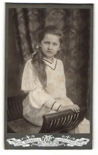 Fotografie Chr. Mönsted, Verden, Portrait Mädchen in Kleid
