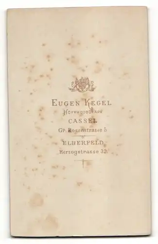 Fotografie Eugen Kegel, Cassel & Elberfeld, Portrait junge Frau mit zusammengebundenem Haar