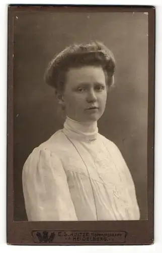 Fotografie E. Schultze, Heidelberg, Portrait junge Frau mit Hochsteckfrisur