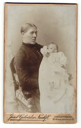 Fotografie Jacob Gebrüder Nachfl., Berlin-Charlottenburg, Portrait Frau mit Säugling