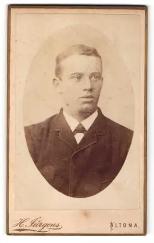 Fotografie H. Jürgens, Hamburg-Altona, Portrait junger Mann mit zeitgenöss. Frisur