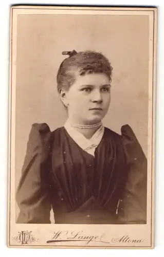 Fotografie Wilhelm Lange, Hamburg-Altona, Portrait junge Dame mit Halskette