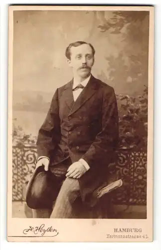 Fotografie H. Heyden, Hamburg, Edelmann im Anzug mit Hut - Melone