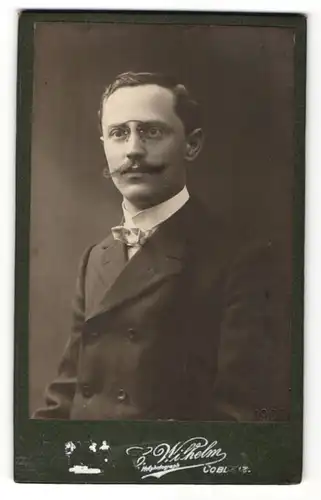 Fotografie C. Wilhelm, Coblenz, Portrait Portrait bürgerlicher junger Herr mit Zwicker