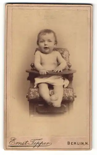 Fotografie Ernst Tepper, Berlin-N, Portrait Säugling in Kindersitz