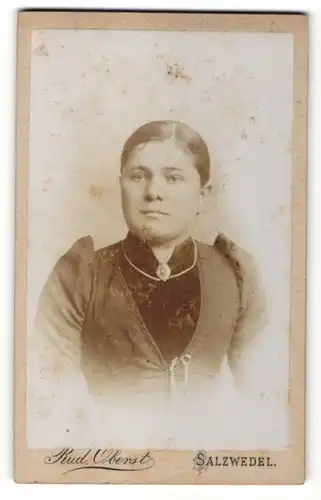 Fotografie Rud. Oberst, Salzwedel, Portrait junge Frau mit zusammengebundenem Haar