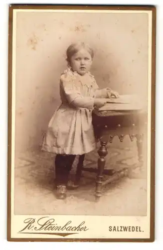 Fotografie R. Steinbacher, Salzwedel, Portrait kleines Mädchen in Kleid