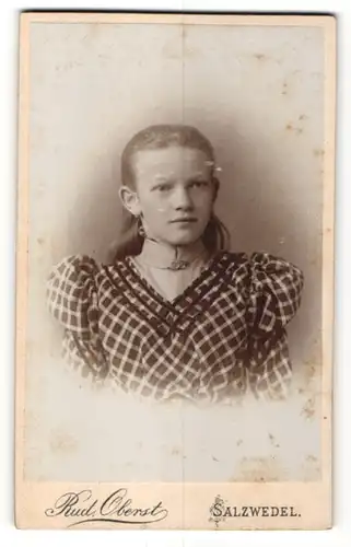Fotografie Rud. Oberst, Salzwedel, Portrait Mädchen mit zusammengebundenem Haar