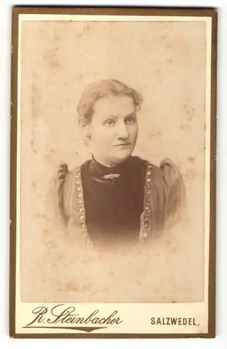 Fotografie R. Steinbacher, Salzwedel, Portrait junge Frau mit zusammengebundenem Haar