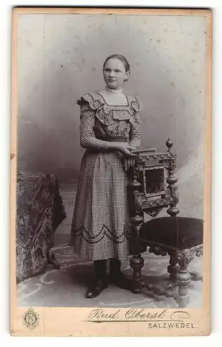 Fotografie Rud. Oberst, Salzwedel, Portrait Mädchen in zeitgenöss. Kleid