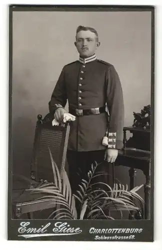 Fotografie Emil Giese, Berlin-Charlottenburg, Portrait Soldat eines Garde-Regiments