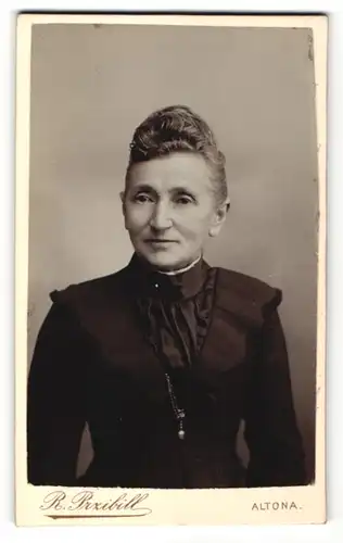 Fotografie R. Przibill, Hamburg-Altona, Portrait betagte Dame mit Hochsteckfrisur