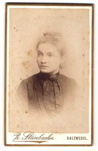 Fotografie R. Steinbacher, Salzwedel, Portrait Fräulein mit zusammengebundenem Haar