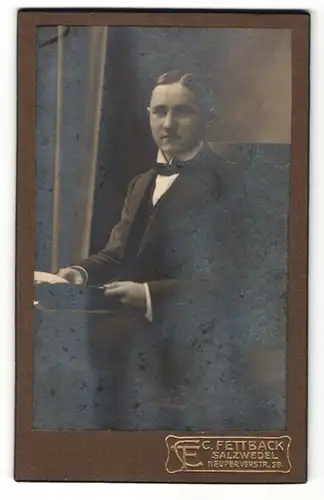 Fotografie C. Fettback, Salzwedel, Portrait junger Mann in Anzug