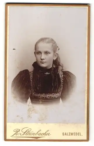Fotografie R. Steinbacher, Salzwedel, Portrait Mädchen mit zusammengebundenem Haar