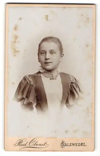 Fotografie Rud. Oberst, Salzwedel, Portrait Mädchen mit zusammengebundenem Haar