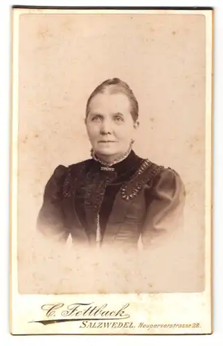 Fotografie C. Fettback, Salzwedel, Portrait Frau mit zusammengebundenem Haar