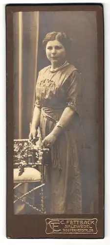 Fotografie C. Fettback, Salzwedel, Portrait bürgerliche junge Frau