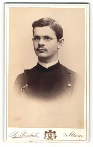 Fotografie R. Przibill, Hamburg-Altona, Portrait junger Mann mit Brille