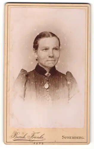 Fotografie Bernh. Franke, Spremberg, Portrait Frau mit zusammengebundenem Haar