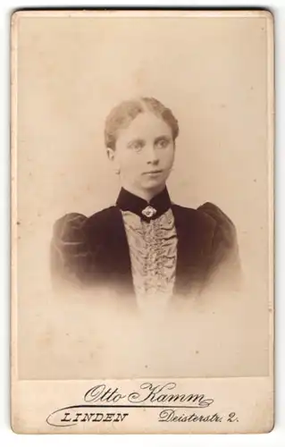 Fotografie Otto Kamm, Linden, Portrait junge Frau mit zusammengebundenem Haar